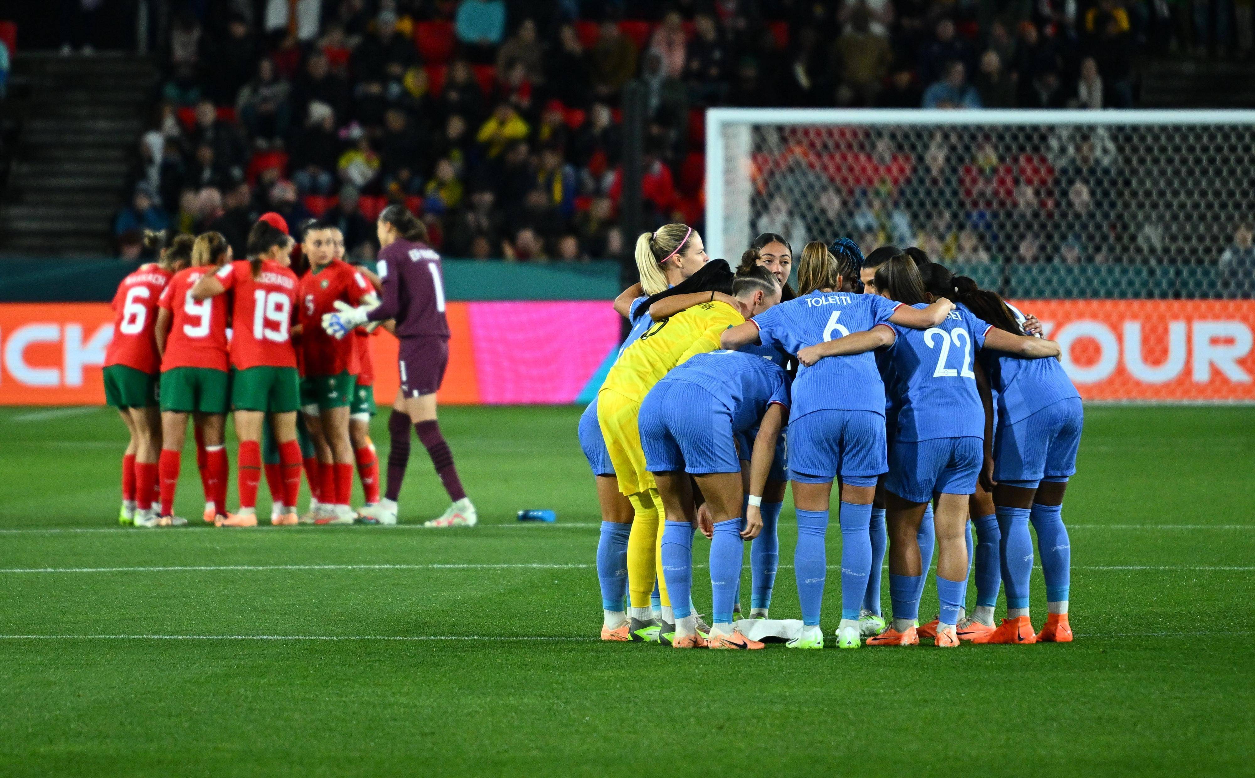 包含国际足球比赛场面激烈，观众欢呼不断的词条