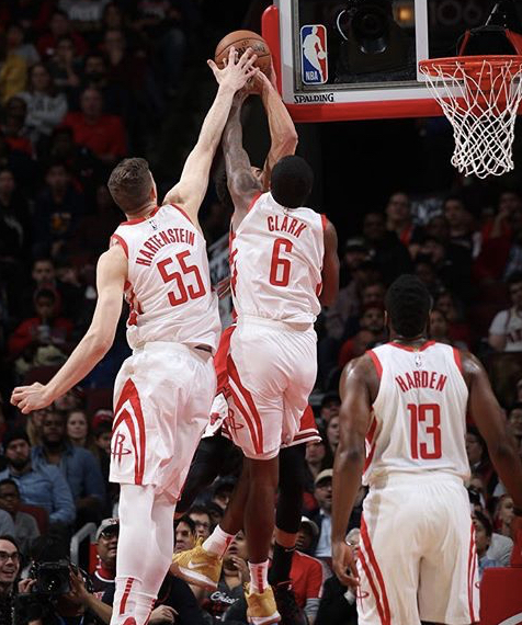 两支实力强劲的球队即将在场上对决