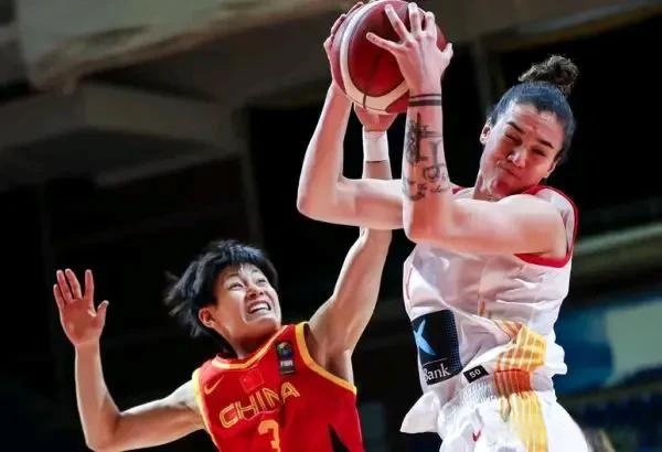 西班牙选手在女子篮球比赛中大胜取胜