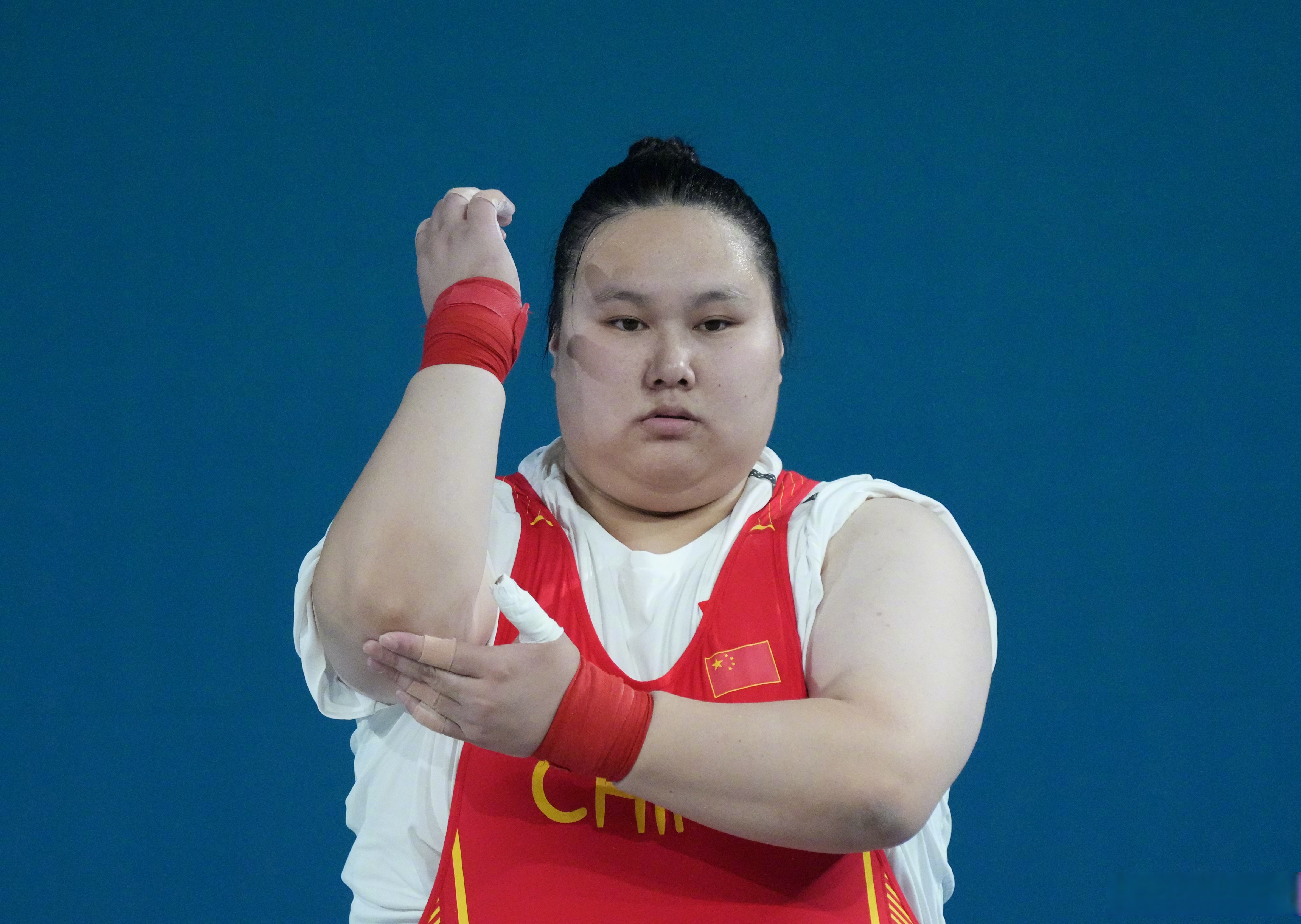 俄罗斯举重选手力挫对手，夺得金牌