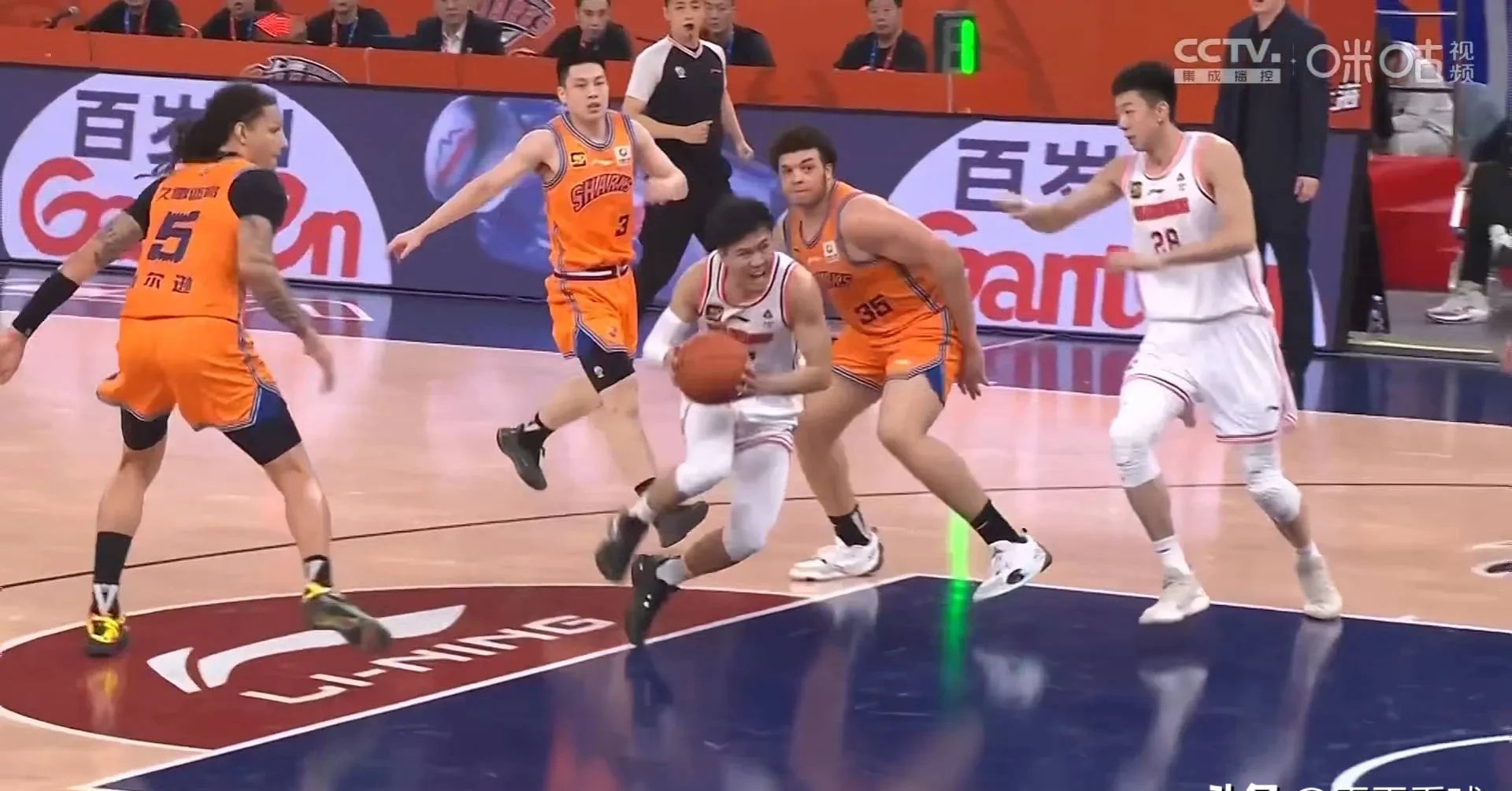 关于全力以赴！比赛中球员们拼尽全力奋战到底的信息