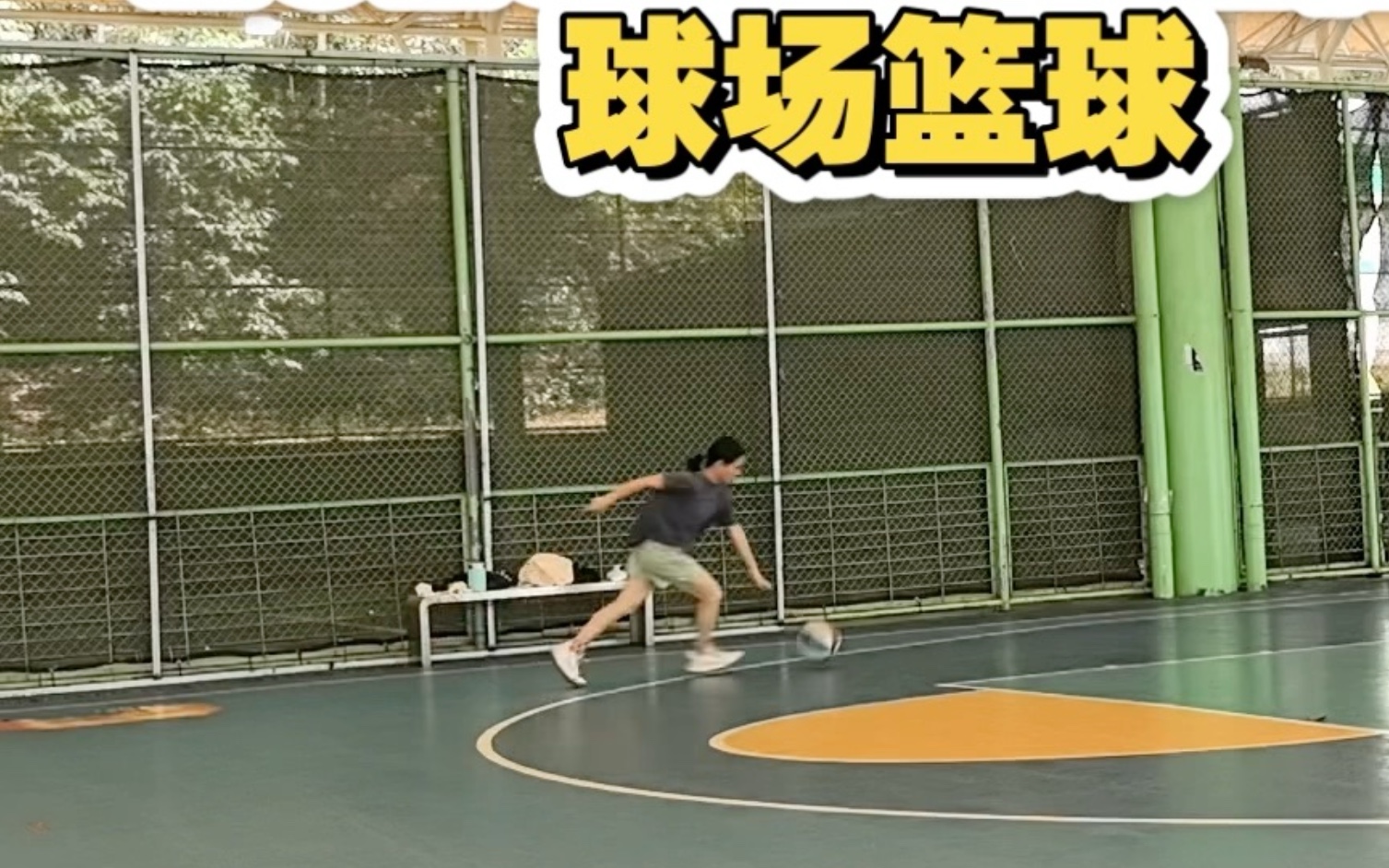 包含激动人心的篮球盛事，球场内外充满活力的词条