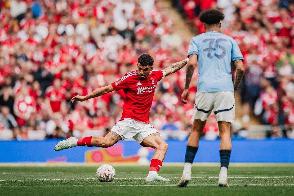 关于攻守兼备！曼城擒利物浦晋级半决赛的信息