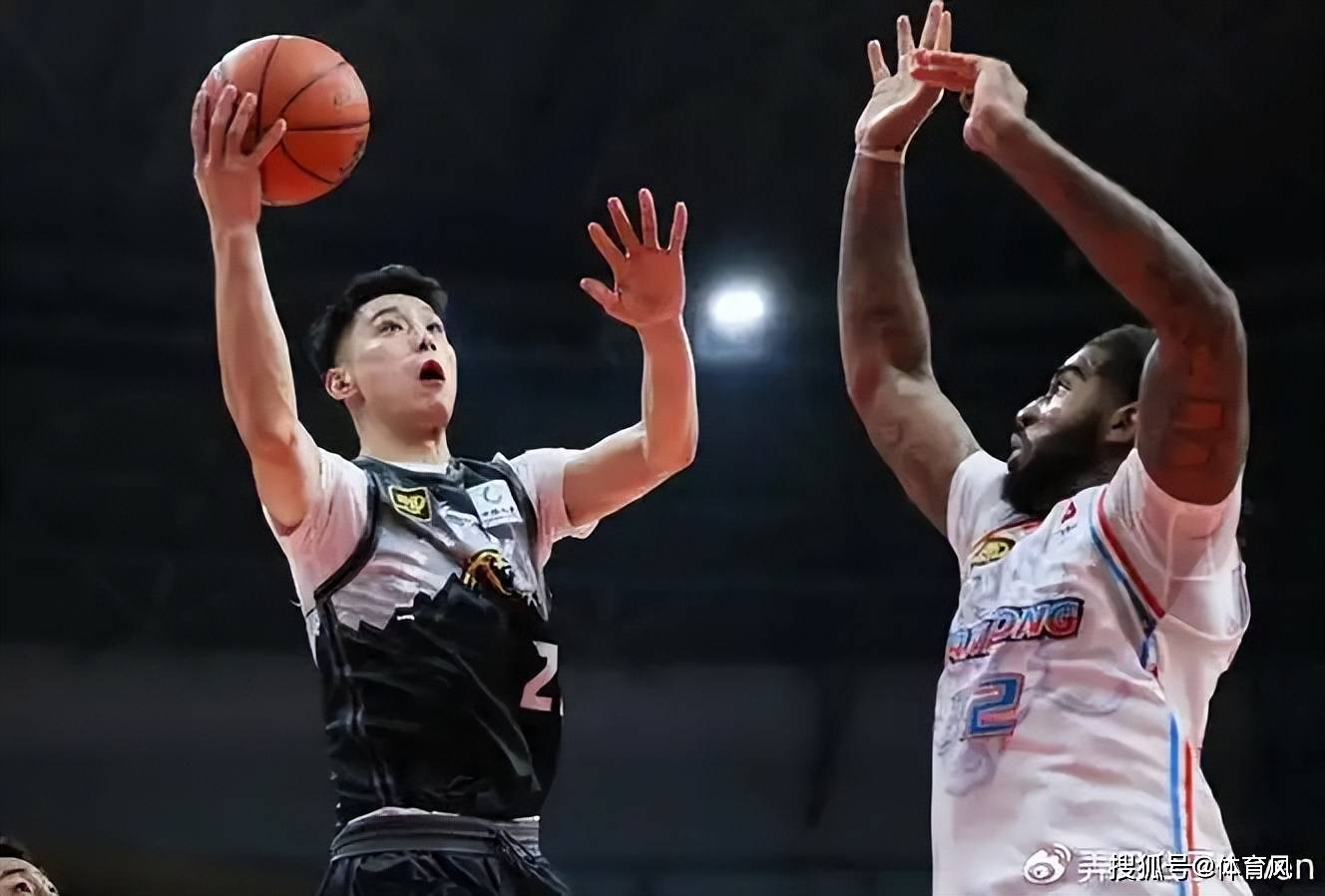 强队争霸篮球赛场，胜负悬念不断的简单介绍