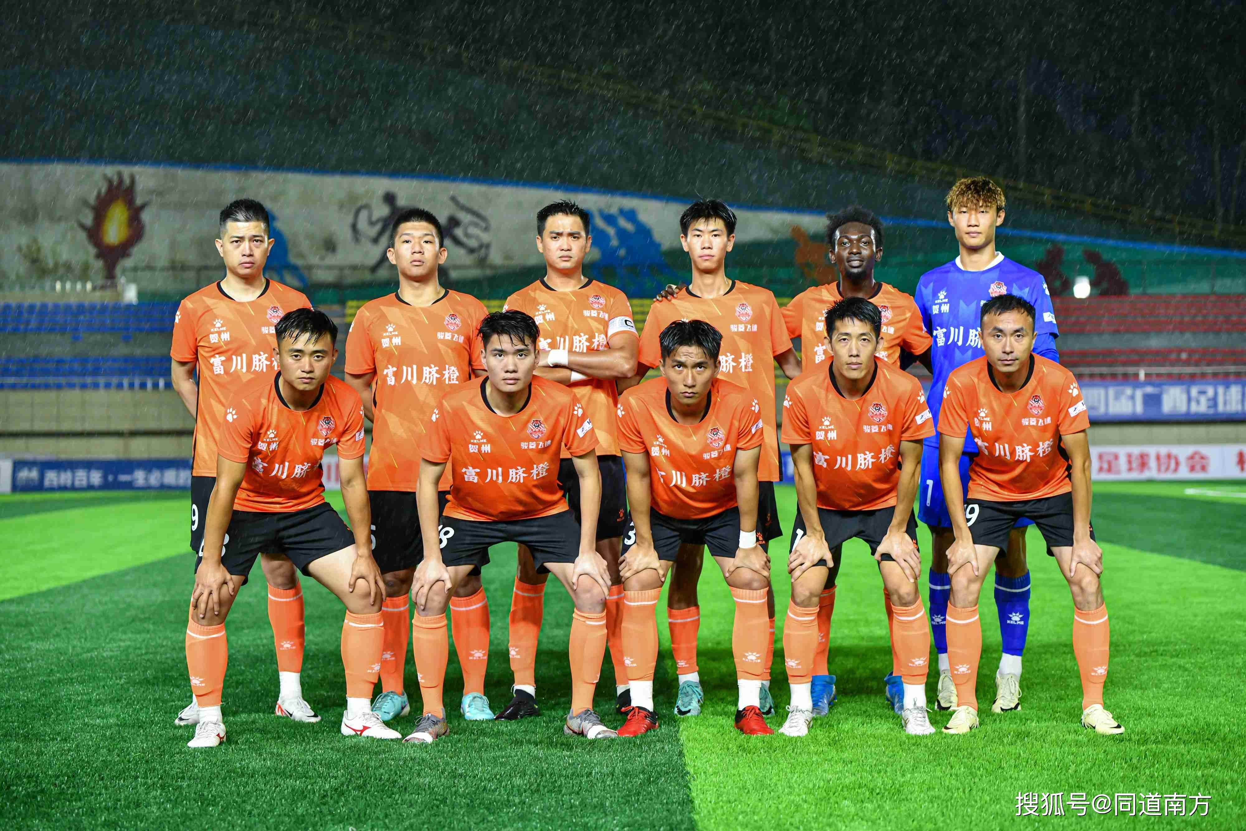 国内职业足球比赛表现抢眼，青年队员崭露头角的简单介绍