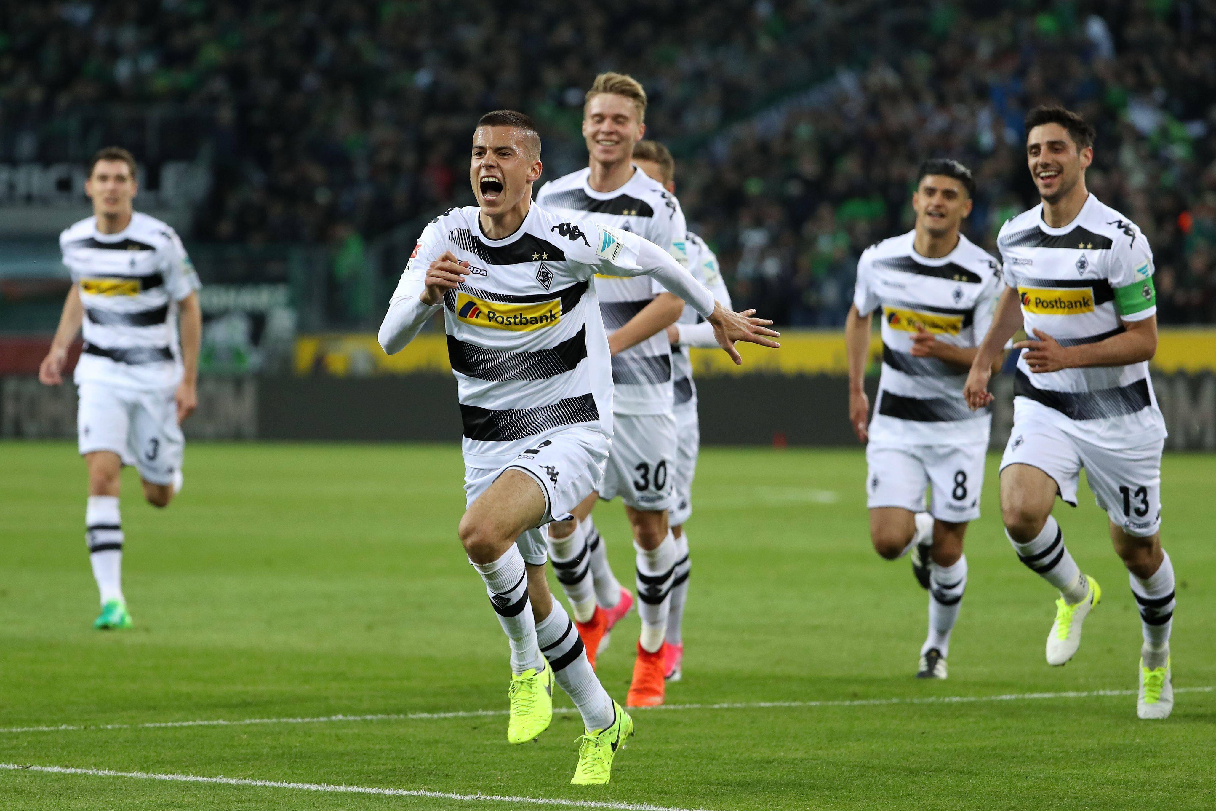 足球赛事中一支队伍获得胜利