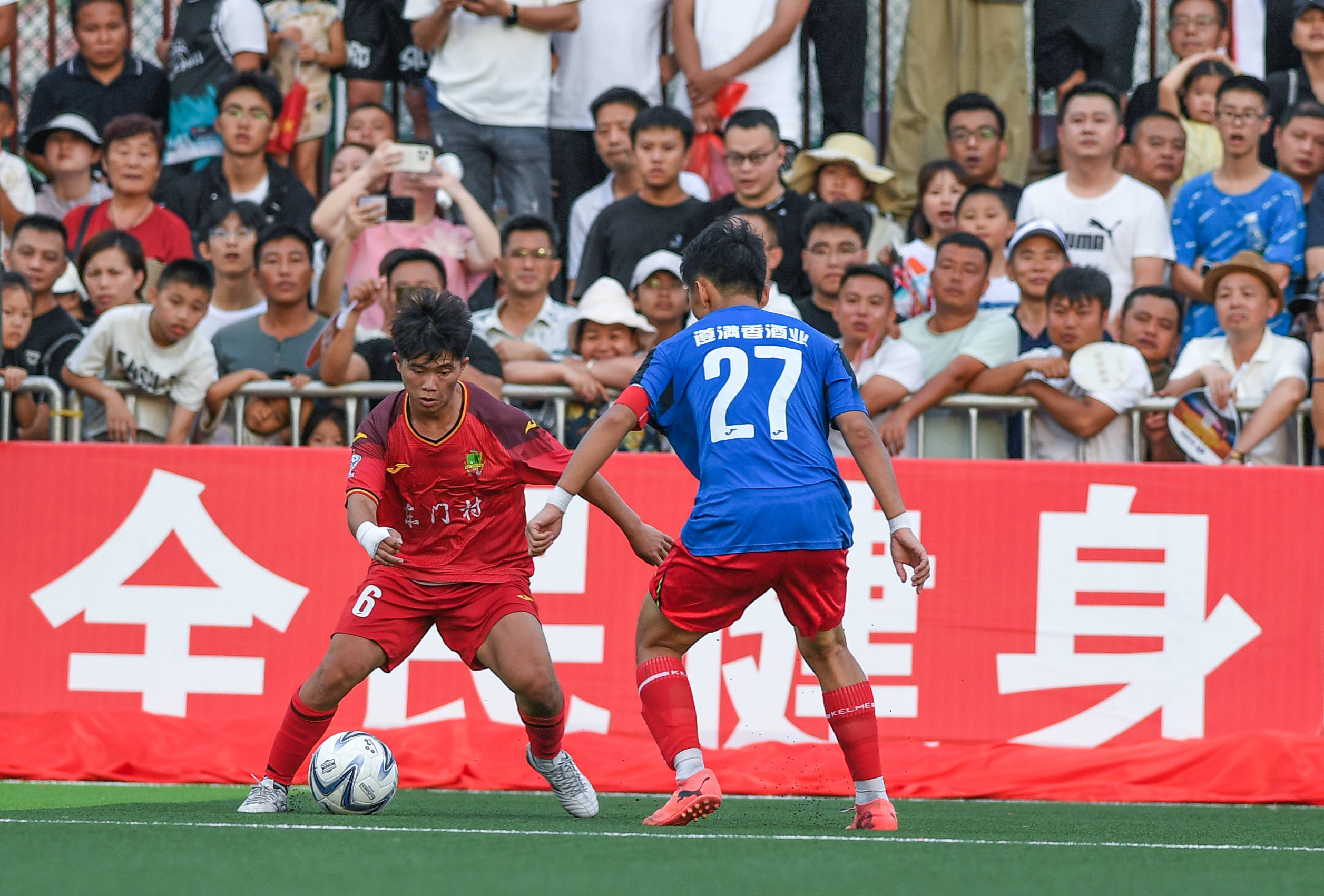 足球比赛上一支球队表现过人