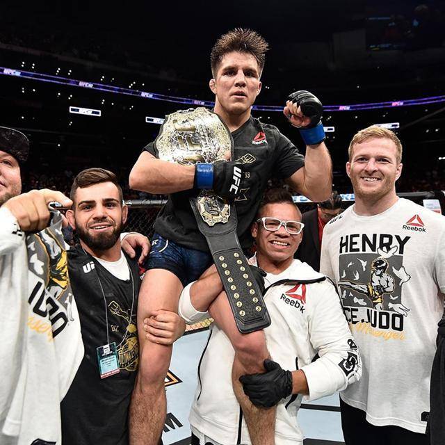 球队实现完美配合，以出色表现成功获胜的简单介绍