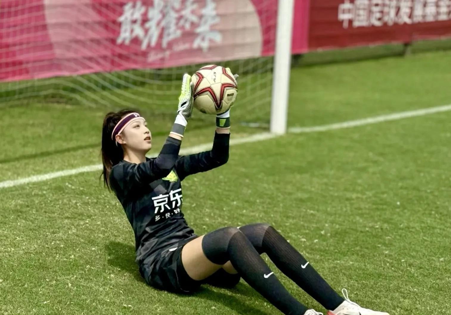 女足国家队在比赛中展现优异实力，轻松晋级