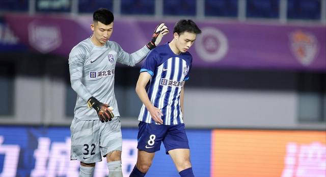 包含上海申鑫实力强大，迎战青岛黄海的词条