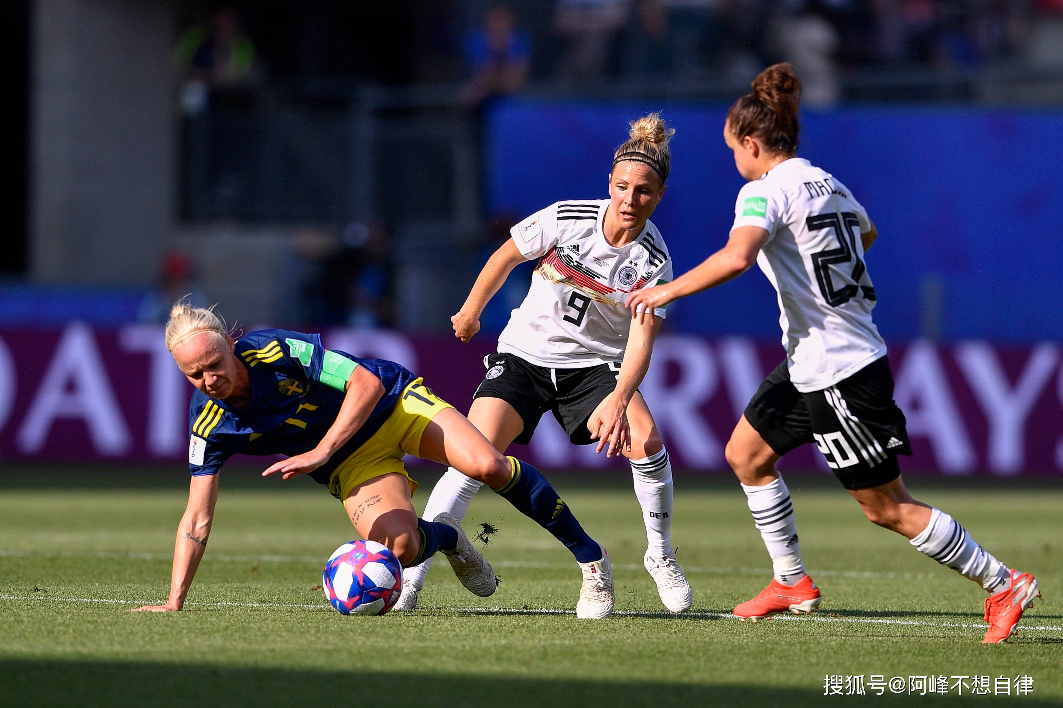 德国女足防线失误,被对手连进两球 德国女足防线失误,被对手连进两球