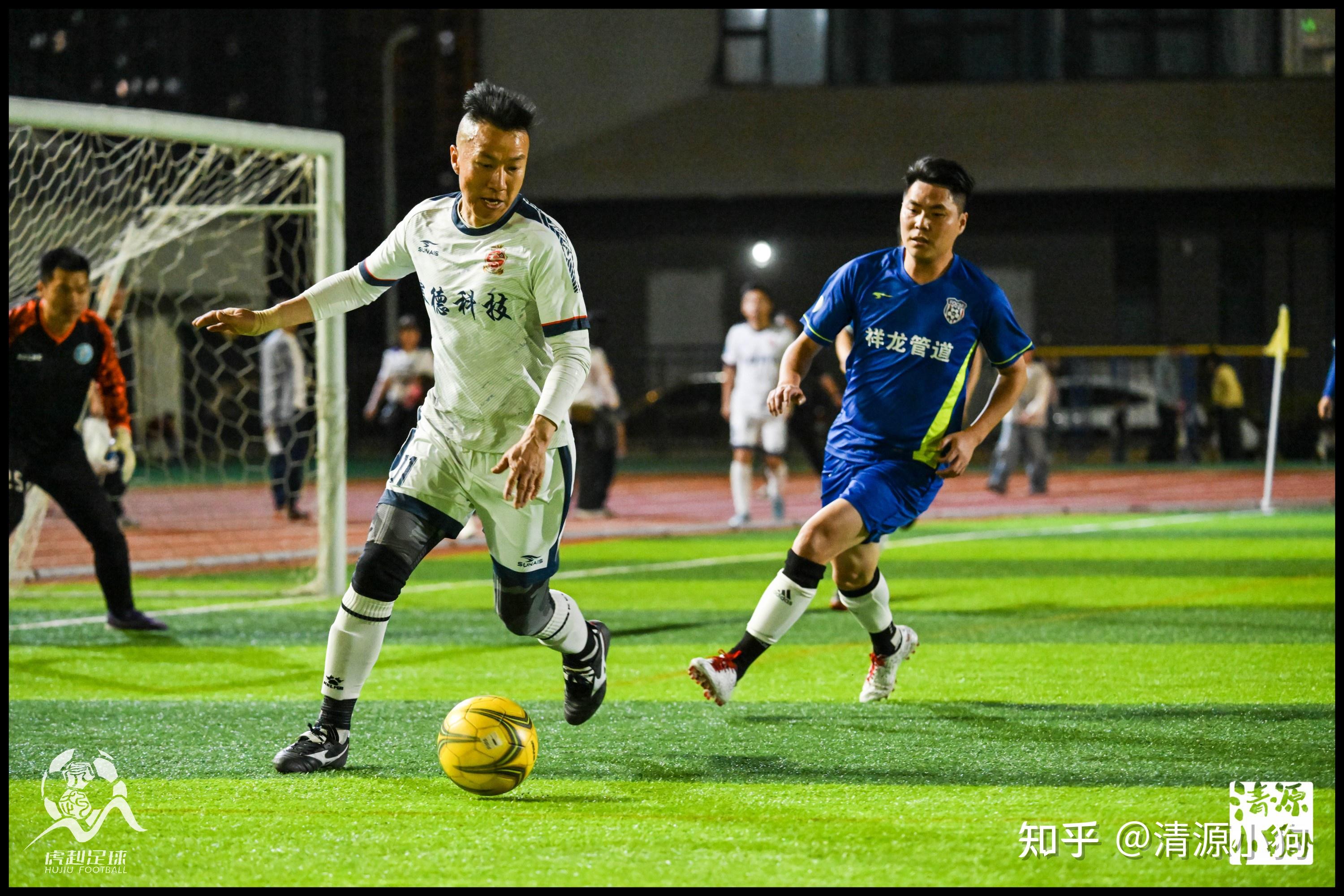 开云体育官方入口-选手实力对拼，激烈足球比赛掀起关注热潮