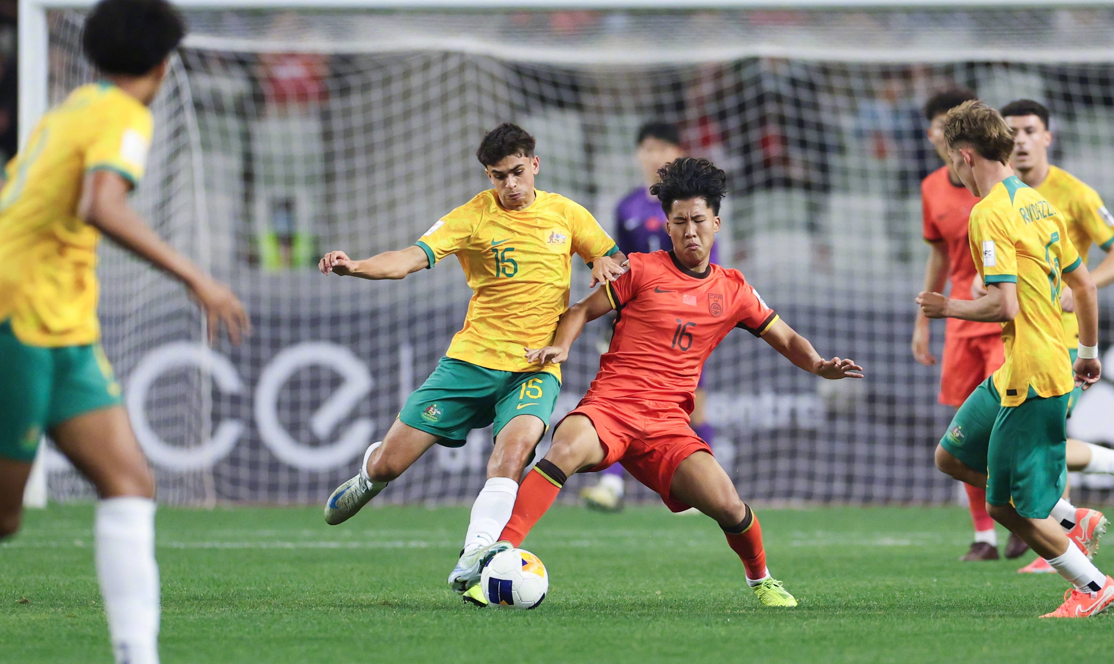 亚洲足球杯赛场上对决激烈，精彩纷呈