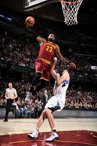 开云体育-精彩篮球聚焦热点对决，球员拼搏奋勇的简单介绍