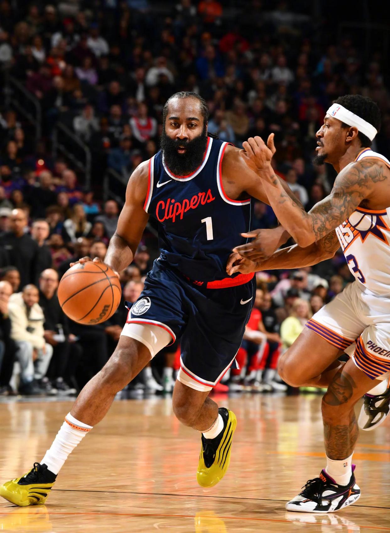 包含快船客场逆转：乔治率队力克对手展现实力追平比分的词条